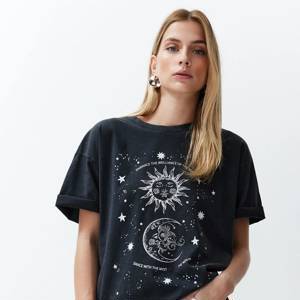 TRENDYOLMİLLA Siyah Oversize/Geniş Kalıp Galaksi Baskılı Yıkamalı Örme T-Shirt TWOSS24TS00195