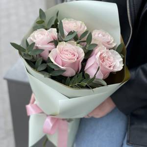 Букет Женственный из 5 роз и эвкалипта