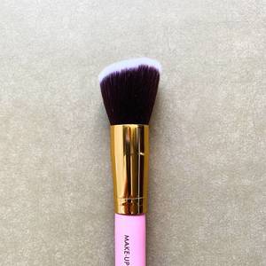 Скошенная кисть Kabuki для румян Delicate Pink Brush