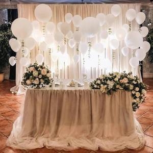 Президиум свадебный в бело-бежевых тонах с шарами и фоном с подсветкой