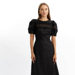 Платье с декоративной тесьмой в черном цвете