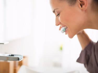 5 привычек, которые разрушают ваши зубы