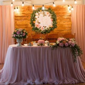 Президиум свадебный в пудровых тонах с цветами и тканево-деревянным фоном