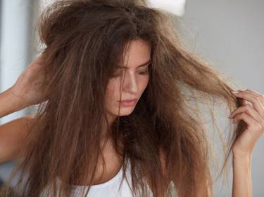 Как ухаживать за жесткими волосами: 5 лучших средств, которые вернут им жизнь