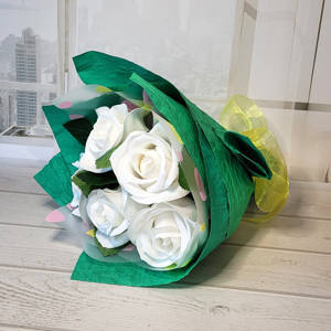 Букет мыльных роз, белых в зеленом, 7 штук