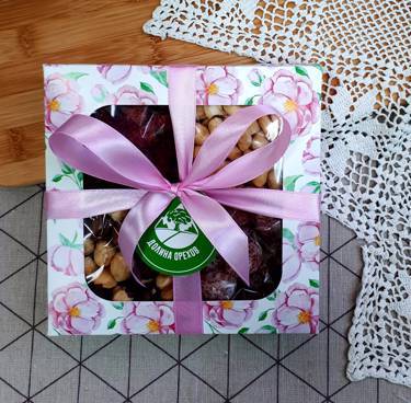 Любимые орешки и сладости в подарочной упаковке