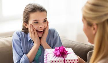 Что подарить дочке на 8 марта: Идеи подарков